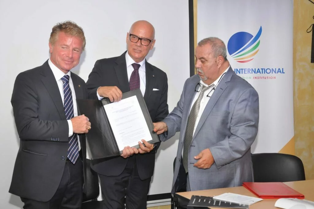 Signature d’un partenariat pour un diplôme international signature d’un partenariat pour un diplôme international(1)