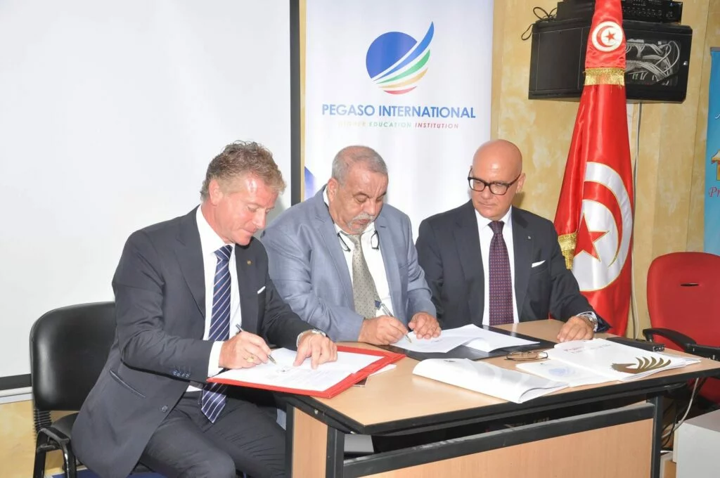 Signature d’un partenariat pour un diplôme international signature d’un partenariat pour un diplôme international(2)