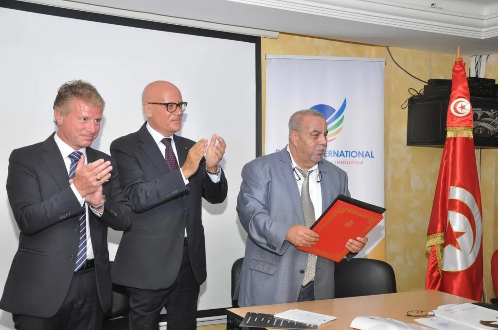 Signature d’un partenariat pour un diplôme international signature d’un partenariat pour un diplôme international(5)